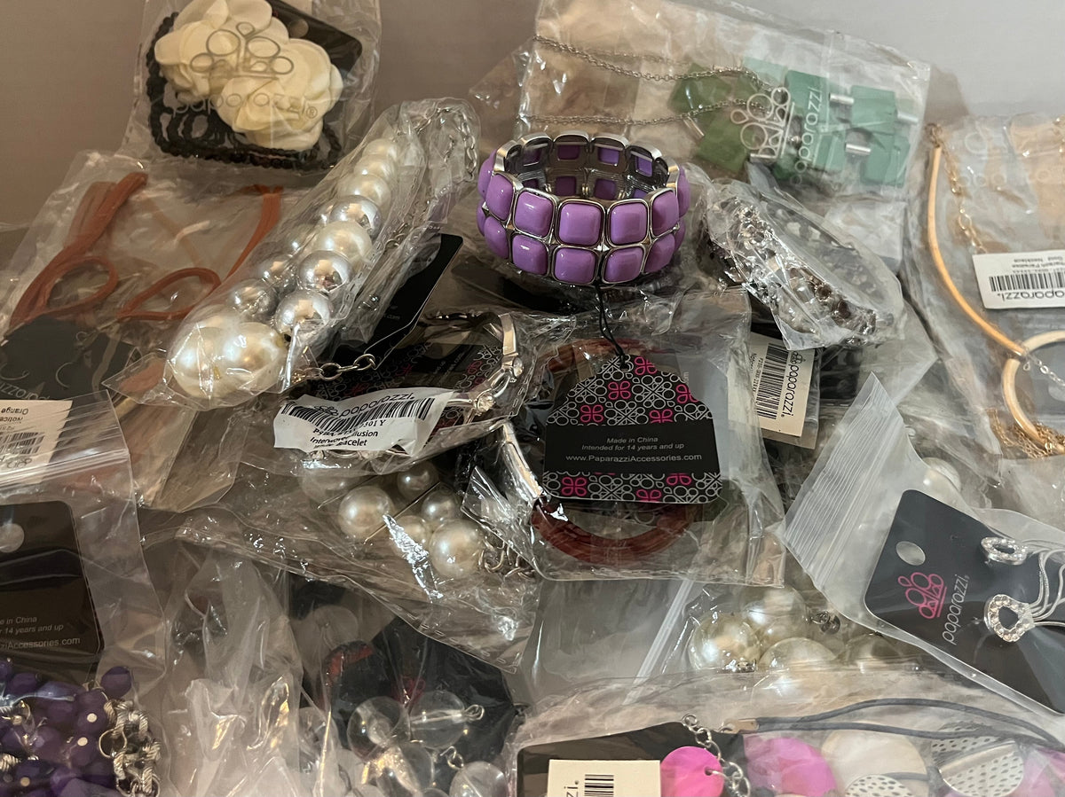Mystery Jewelry-Box More Than 120+ Pieces New.