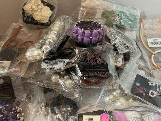 Mystery Jewelry-Box More Than 120+ Pieces New.